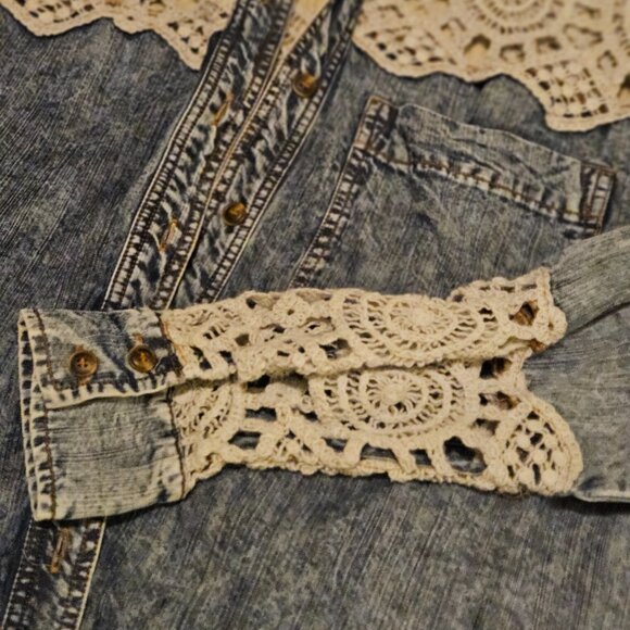 Oli & Hali Boho Denim and Crochet Tunic Button Down Top Large - Picture 5 of 5